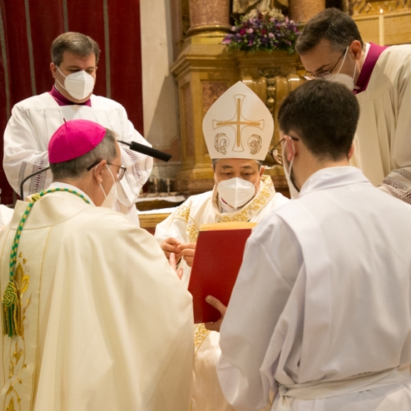 Ordenación y toma de posesión de don Fernando