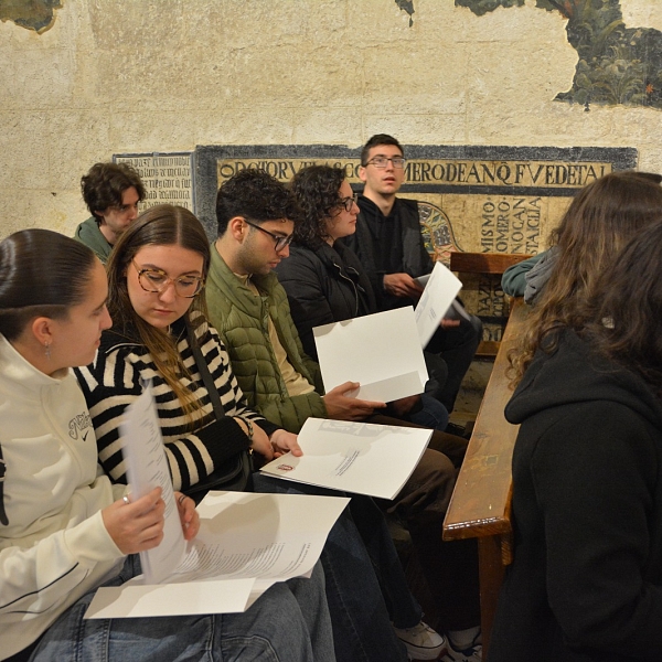 Universitarios de Murcia visitan el archivo diocesano