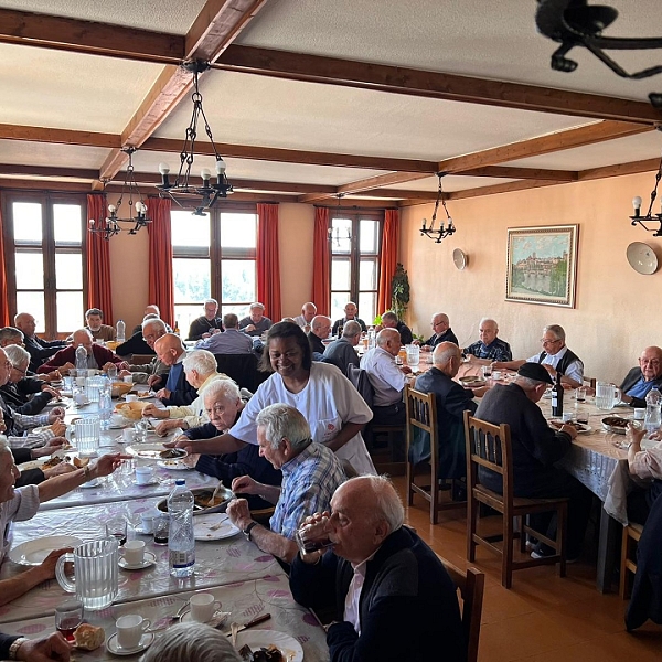 El obispo se reune con los sacerdotes de 75 años en adelante