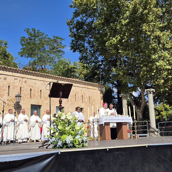 El atrio de la catedral se llena para celebrar el Jubileo de las Cofradías