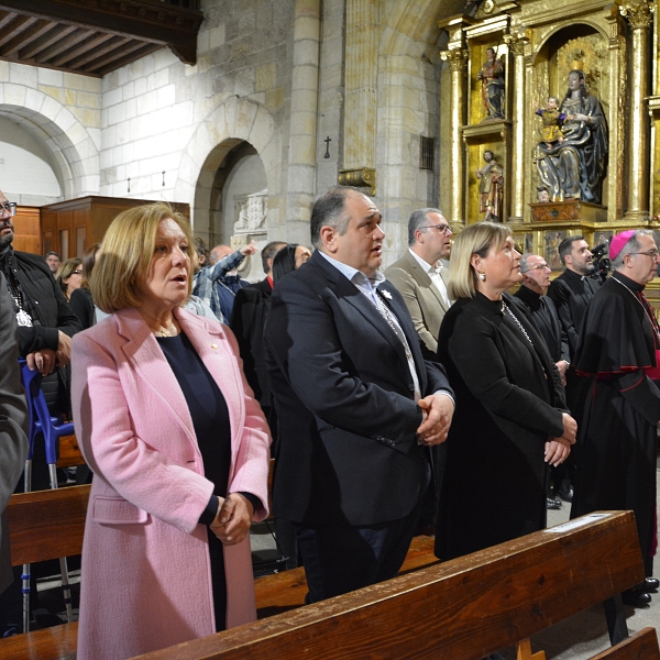 El obispo firma el decreto de coronación de la Virgen de La Soledad