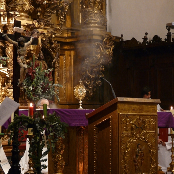 El obispo preside la vigilia de la Inmaculada en la iglesia de San Torcuato