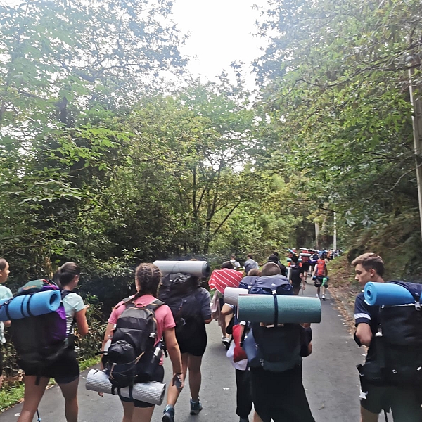 56 peregrinos de Zamora realizan el Camino de Santiago con otros 500 jóvenes de la región