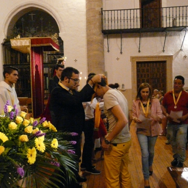 Imposición de medallas a los hermanos de la Asociación Virgen de la Saleta