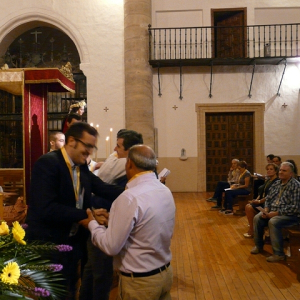 Imposición de medallas a los hermanos de la Asociación Virgen de la Saleta