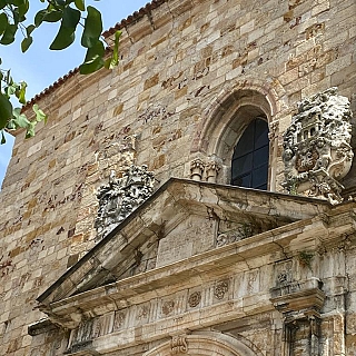 Se inicia la retirada y consolidación de los escudos de la iglesia de San Ildefonso
