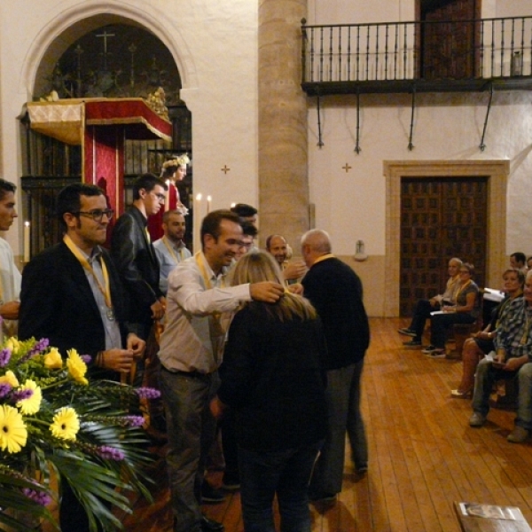 Imposición de medallas a los hermanos de la Asociación Virgen de la Saleta