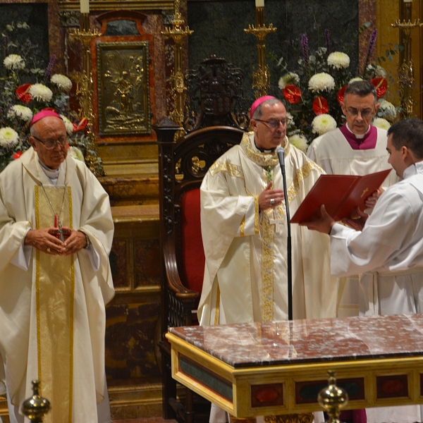 La diócesis inicia el curso con la celebración del rito de la dedicación del altar de la catedral