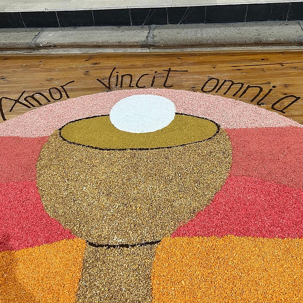 Fe, arte y comunidad en El Perdigón: la decoración floral del Corpus