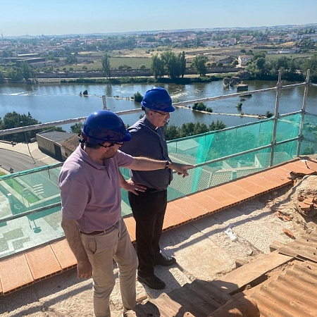 El obispo visita las obras en las cubiertas del Palacio Episcopal