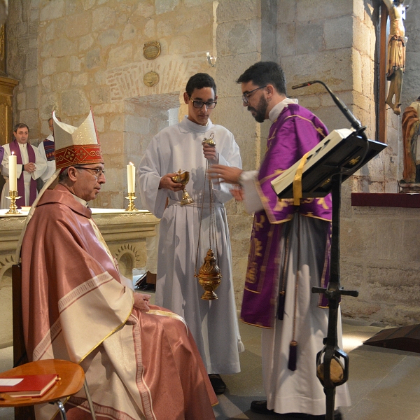 Enrique Alonso y Víctor Jambrina celebran el rito de admisión a las sagradas órdenes