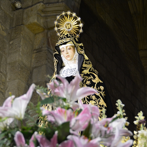 El obispo firma el decreto de coronación de la Virgen de La Soledad