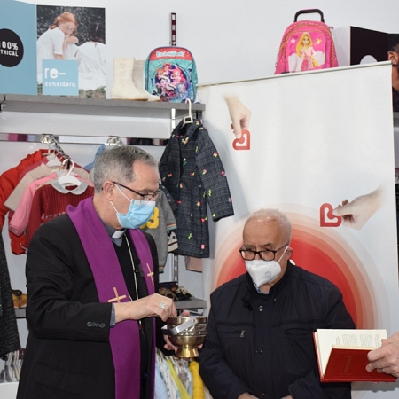 El obispo inaugura la tienda de Cáritas en Benavente