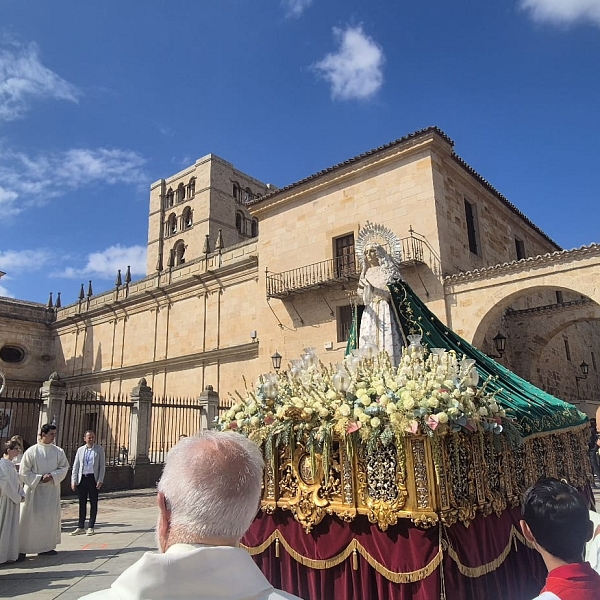 El atrio de la catedral se llena para celebrar el Jubileo de las Cofradías