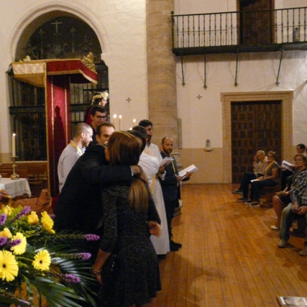 Imposición de medallas a los hermanos de la Asociación Virgen de la Saleta