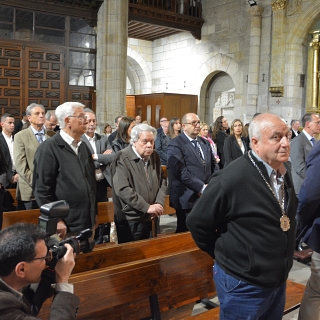 El obispo firma el decreto de coronación de la Virgen de La Soledad