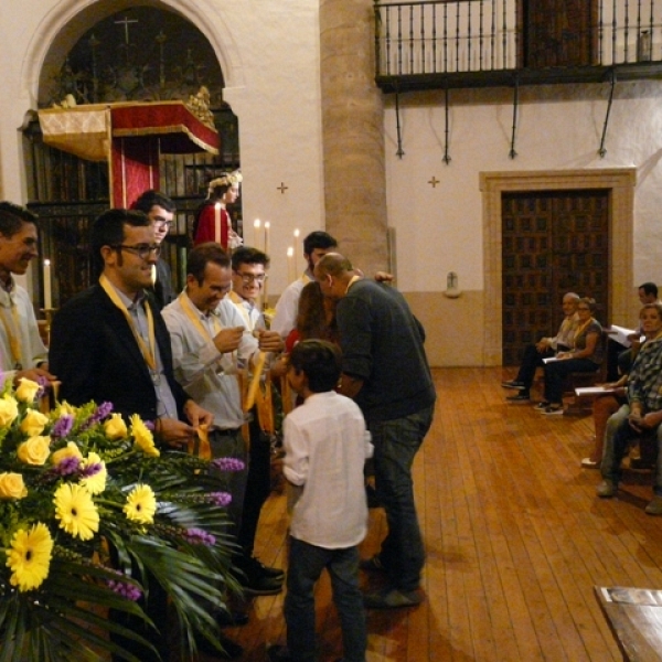 Imposición de medallas a los hermanos de la Asociación Virgen de la Saleta