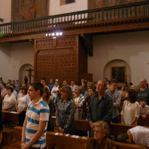 Imposición de medallas a los hermanos de la Asociación Virgen de la Saleta