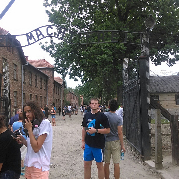 Grupo neocatecumenal en Auschwitz