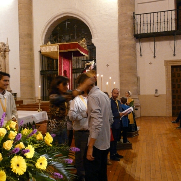 Imposición de medallas a los hermanos de la Asociación Virgen de la Saleta