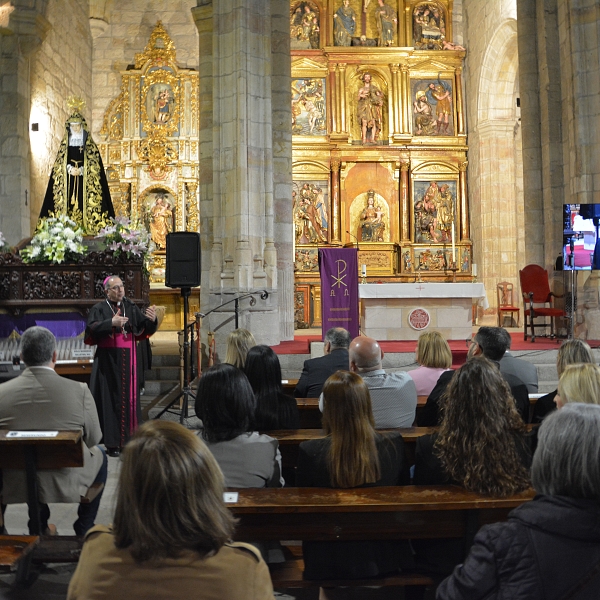 El obispo firma el decreto de coronación de la Virgen de La Soledad