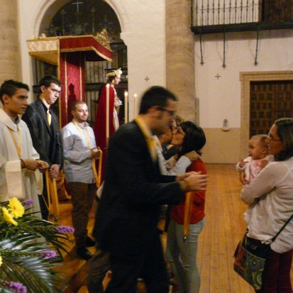 Imposición de medallas a los hermanos de la Asociación Virgen de la Saleta