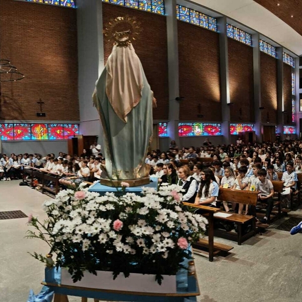 La Milagrosa peregrina con la Virgen y celebra la Eucaristía en Cristo Rey