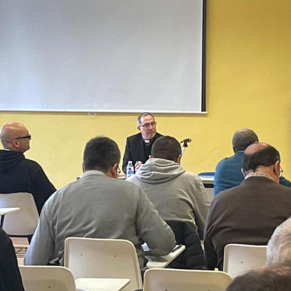 El obispo participa como ponente en la formación permanente del clero de Ávila