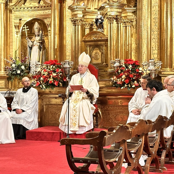 La iglesia de San Ildefonso acoge la Misa del Gallo con una llamada a la esperanza cristiana