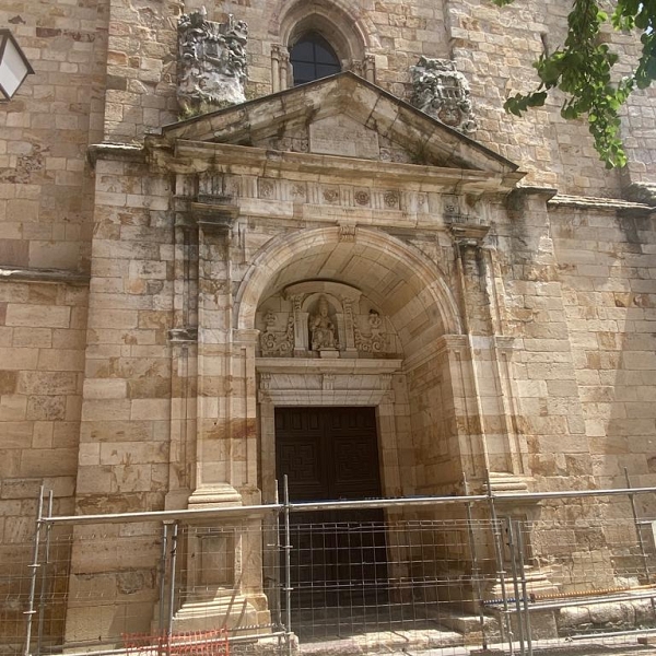 Se inicia la retirada y consolidación de los escudos de la iglesia de San Ildefonso