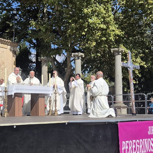 El atrio de la catedral se llena para celebrar el Jubileo de las Cofradías