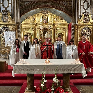 Treinta y tres adultos reciben el don del Espíritu en Pentecostés