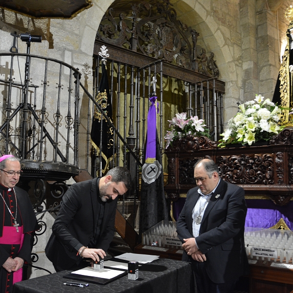 El obispo firma el decreto de coronación de la Virgen de La Soledad