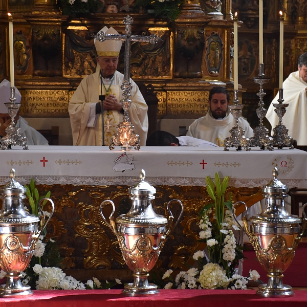 La iglesia de San Andrés reúne al presbiterio zamorano en torno a la Misa Crismal