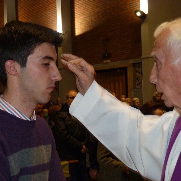 Imposición de la ceniza en Cristo Rey