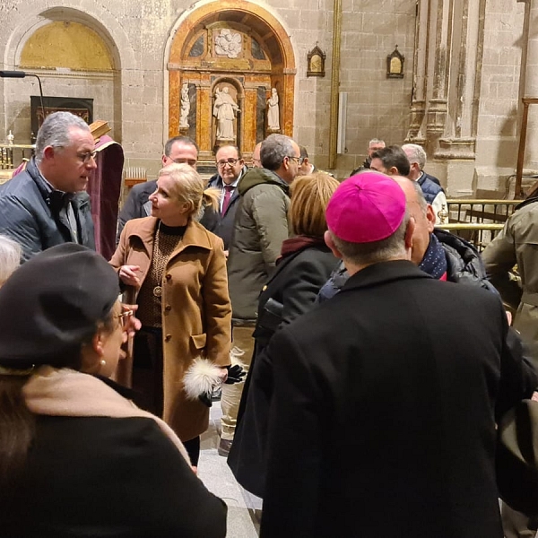 La catedral se llena para despedir a Benedicto XVI