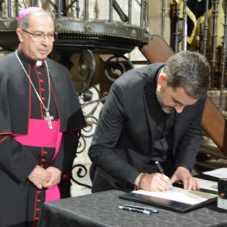 El obispo firma el decreto de coronación de la Virgen de La Soledad