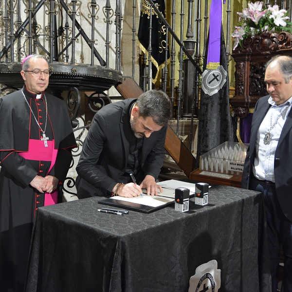 El obispo firma el decreto de coronación de la Virgen de La Soledad