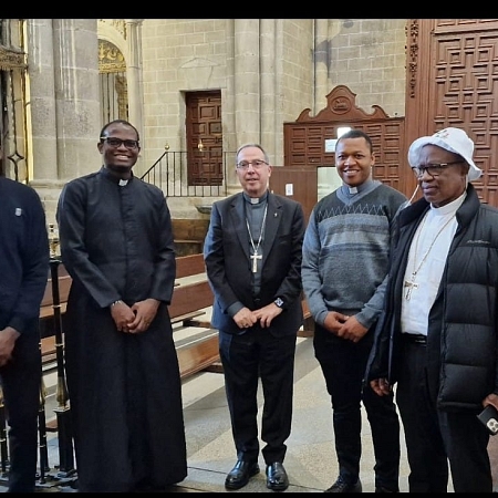 El arzobispo nigeriano, Valerian Maduka Okeke, visita Zamora