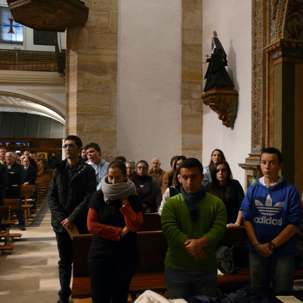 El obispo preside la vigilia de la Inmaculada en la iglesia de San Torcuato