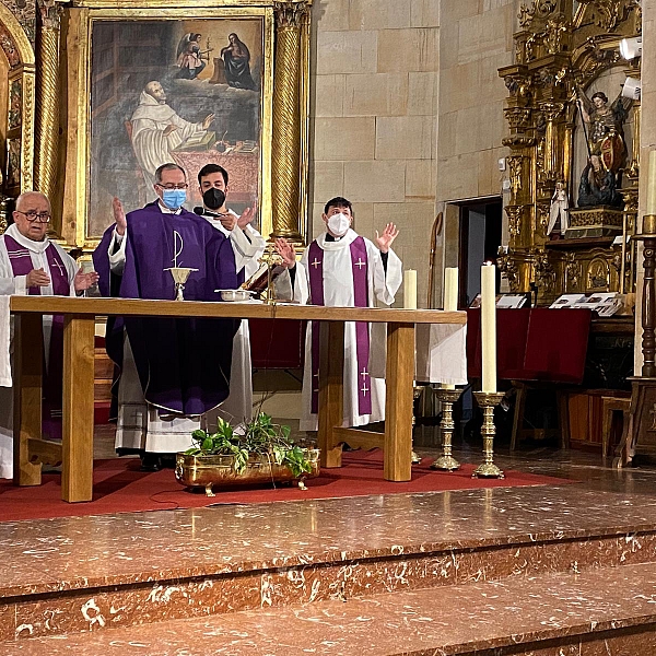 El obispo preside el primer día del triduo del Cristo de la Salud en Benavente