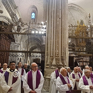 La catedral se llena para despedir a Benedicto XVI