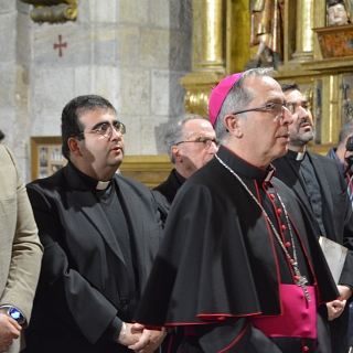 El obispo firma el decreto de coronación de la Virgen de La Soledad