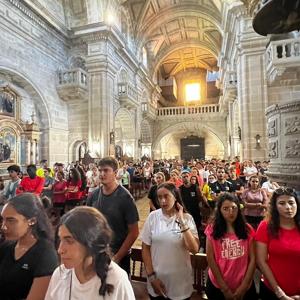 56 peregrinos de Zamora realizan el Camino de Santiago con otros 500 jóvenes de la región