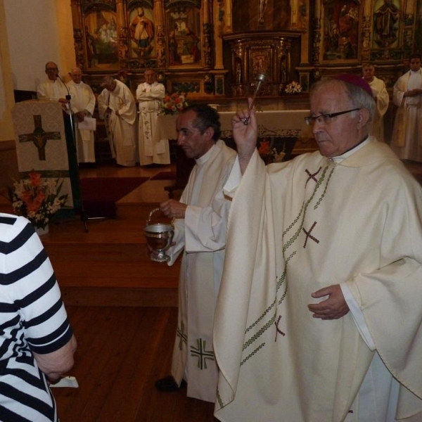 Eucaristía y unción en la iglesia de Villarrín