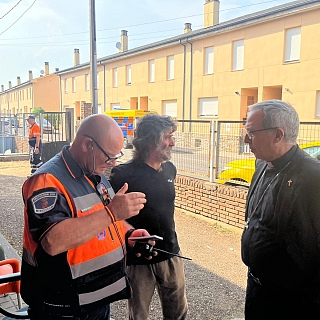 Fernando Valera visita junto al párroco de la zona afectada a los desplazados por culpa del incendio