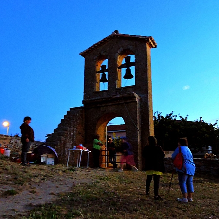 Peregrinos bajo la luz de la luna