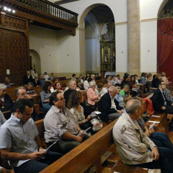 Imposición de medallas a los hermanos de la Asociación Virgen de la Saleta