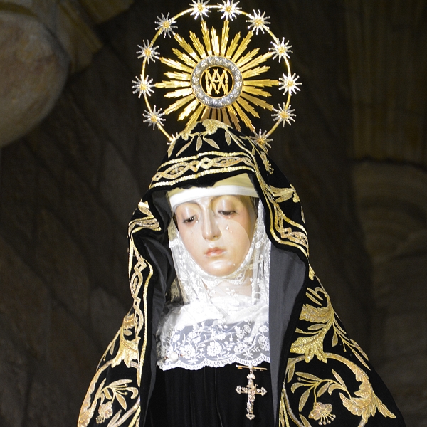 El obispo firma el decreto de coronación de la Virgen de La Soledad