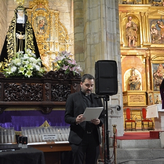 El obispo firma el decreto de coronación de la Virgen de La Soledad